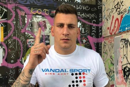 Gzuz freut sich über seinen ersten Platz Gzuz freut sich über seinen ersten Platz