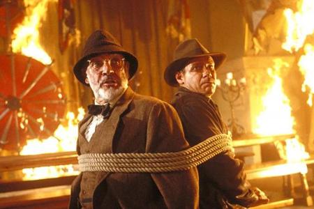 Indiana (Harrison Ford, r.) und sein Vater Henry Jones (Sean Connery) werden von den Nazis gefangen genommen, die den Heilig... Indiana (Harrison Ford, r.) und sein Vater Henry Jones (Sean Connery) werden von den Nazis gefangen genommen, die den Heilig...