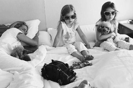 Es geht doch nichts über einen gemütlichen und faulen freien Morgen. Michelle Hunziger lümmelt im Bett mit ihren Kids Es geht doch nichts über einen gemütlichen und faulen freien Morgen. Michelle Hunziger lümmelt im Bett mit ihren Kids