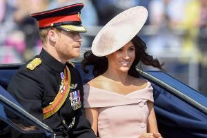Herzogin Meghan: Mit diesem Outfit fällt sie aus der königlichen Reihe