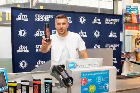 Lukas Podolski und der dm-Drogeriemarkt launchen Pflegeprodukte und stärken gemeinsam gesellschaftliches Engagement Lukas Podolski und der dm-Drogeriemarkt launchen Pflegeprodukte und stärken gemeinsam gesellschaftliches Engagement