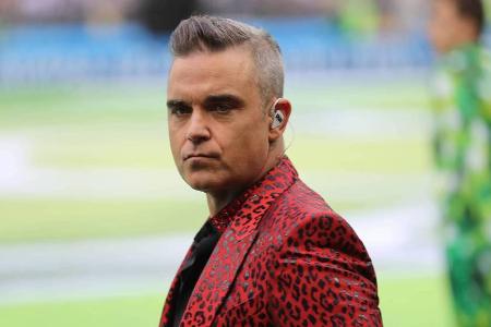 Robbie Williams unterlief bei seinem WM-Auftritt in Russland ein kleiner Fehler - mit großen Folgen? Robbie Williams unterlief bei seinem WM-Auftritt in Russland ein kleiner Fehler - mit großen Folgen?