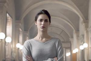 "Die Toten von Turin": Ihr neuer Fall konfrontiert Inspektorin Valeria Ferro (Miriam Leone) mit der brutalen Diskriminierung...