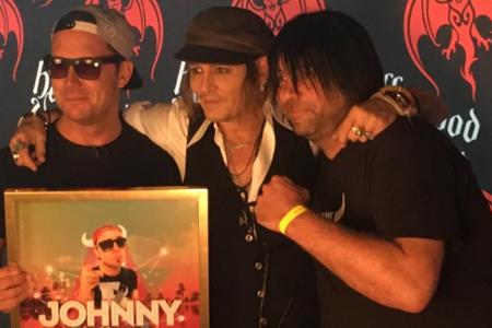 Lorenz Büffel (l.) und Ikke Hüftgold (r.) nehmen Johnny Depp in die Mitte Lorenz Büffel (l.) und Ikke Hüftgold (r.) nehmen Johnny Depp in die Mitte