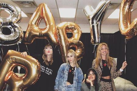 Taylor Swift (v.l.n.r), Stylistin Ashley Avignone, Camila Cabello und Martha Hunt in Chicago Taylor Swift (v.l.n.r), Stylistin Ashley Avignone, Camila Cabello und Martha Hunt in Chicago