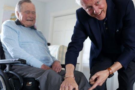 Besondere Socken für einen besonderen Besuch: George H. W. Bush und Bill Clinton Besondere Socken für einen besonderen Besuch: George H. W. Bush und Bill Clinton