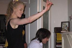 Nicole Kidman (l.) tanzt zum Klavierspiel ihres Mannes Keith Urban