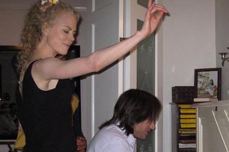 Nicole Kidman (l.) tanzt zum Klavierspiel ihres Mannes Keith Urban