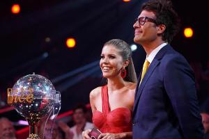 "Let's Dance - Das große Finale": Die Moderatoren Victoria Swarovski und Daniel Hartwich mit dem "Let's Dance"-Pokal