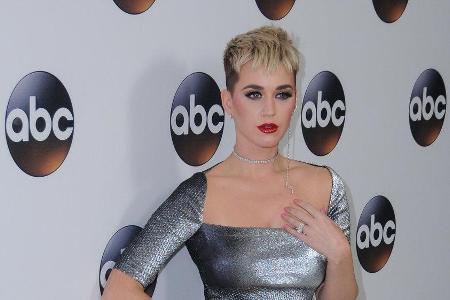 Entweder weiß Katy Perry nicht, mit Instagram umzugehen, oder sie wollte auf lustige Weise die Beziehung mit Orlando Bloom b... Entweder weiß Katy Perry nicht, mit Instagram umzugehen, oder sie wollte auf lustige Weise die Beziehung mit Orlando Bloom b...