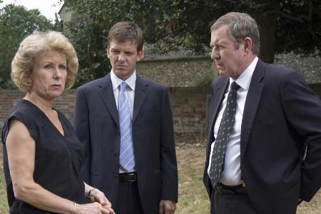 Die Witwe Hilary King (Susan Tracy, l.), DS Ben Jones (Jason Hughes, M.) und DCI Tom Barnaby (John Nettles, r.) sind auf der... Die Witwe Hilary King (Susan Tracy, l.), DS Ben Jones (Jason Hughes, M.) und DCI Tom Barnaby (John Nettles, r.) sind auf der...