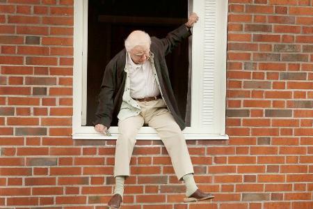Allan Karlsson steigt unbemerkt aus dem Fenster und begibt sich auf eine abenteuerliche Reise Allan Karlsson steigt unbemerkt aus dem Fenster und begibt sich auf eine abenteuerliche Reise