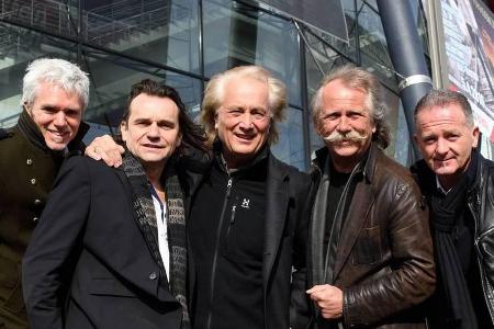 Wolf Simon (l.) neben seinen Noch-Bandmitgliedern Jens Streifling, Hannes Schöner, Henning Krautmacher und Micki Schläger vo... Wolf Simon (l.) neben seinen Noch-Bandmitgliedern Jens Streifling, Hannes Schöner, Henning Krautmacher und Micki Schläger vo...