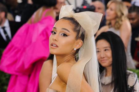 Ariana Grande trägt jetzt ein teures Schmuckstück am Finger Ariana Grande trägt jetzt ein teures Schmuckstück am Finger