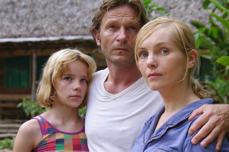 Der deutsche Sprachwissenschaftler Klaus Kuegler (Thomas Kretschmann) ist mit seiner Frau Doris (Nadja Uhl, r.) und Tochter ... Der deutsche Sprachwissenschaftler Klaus Kuegler (Thomas Kretschmann) ist mit seiner Frau Doris (Nadja Uhl, r.) und Tochter ...