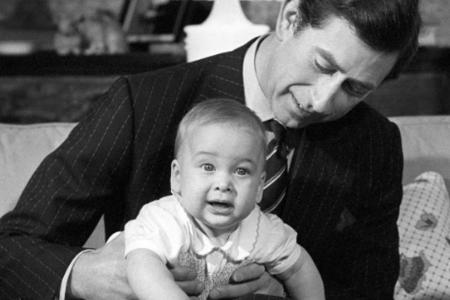 Prinz Charles mit dem jungen Prinz William Prinz Charles mit dem jungen Prinz William