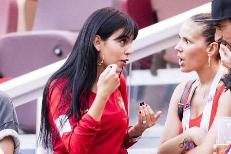 Cristiano Ronaldos Freundin Georgina Rodriguez bei der WM 2018: Trägt sie hier etwa einen Verlobungsring am Finger? Cristiano Ronaldos Freundin Georgina Rodriguez bei der WM 2018: Trägt sie hier etwa einen Verlobungsring am Finger?
