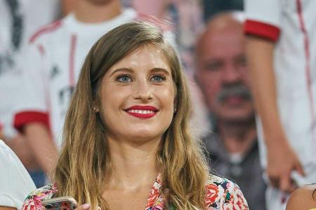Cathy Hummels feuert ihren Mats im Stadion an Cathy Hummels feuert ihren Mats im Stadion an
