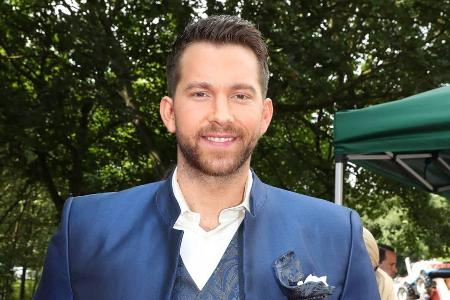 Oliver Sanne verteilte in der fünften Bachelor-Staffel die Rosen Oliver Sanne verteilte in der fünften Bachelor-Staffel die Rosen