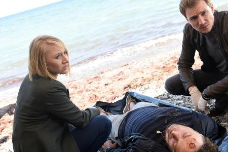 Strand, Leichenfundort - Nora Weiss (Anna Maria Mühe) und Simon Brandt (Jan Krauter, r.) begutachten den Leichnam Patrick La... Strand, Leichenfundort - Nora Weiss (Anna Maria Mühe) und Simon Brandt (Jan Krauter, r.) begutachten den Leichnam Patrick La...
