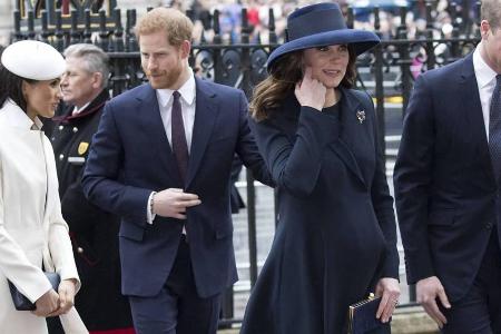 Der royale Nachwuchs auf dem Weg in die Kirche (v.l): Meghan Markle, Prinz Harry, Herzogin Kate und Prinz William Der royale Nachwuchs auf dem Weg in die Kirche (v.l): Meghan Markle, Prinz Harry, Herzogin Kate und Prinz William