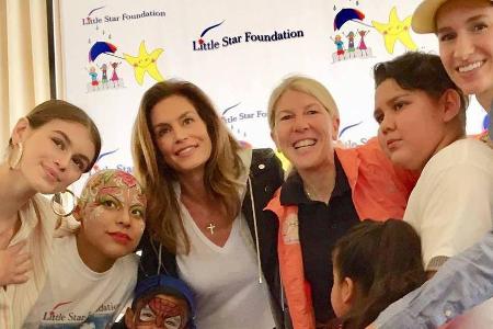 Cindy Crawford (2.v.l.) und ihre Tochter Kaia Gerber (l.) unterstützen die Cindy Crawford (2.v.l.) und ihre Tochter Kaia Gerber (l.) unterstützen die