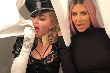 Madonna lässt sich mit Kim Kardashian ein wenig Papier schmecken Madonna lässt sich mit Kim Kardashian ein wenig Papier schmecken