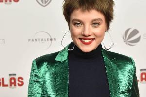 Jella Haase besuchte die Premiere von "Vielmachglas" in diesem spannenden Look
