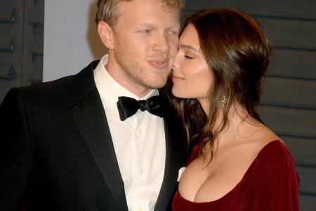 Emily Ratajkowski und ihr Ehemann Sebastian Bear-McClard ganz verliebt auf dem roten Teppich der Vanity-Fair-Oscar-Party Emily Ratajkowski und ihr Ehemann Sebastian Bear-McClard ganz verliebt auf dem roten Teppich der Vanity-Fair-Oscar-Party