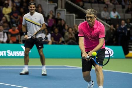 Roger Federer (l.) und Bill Gates zusammen auf dem Tenniscourt Roger Federer (l.) und Bill Gates zusammen auf dem Tenniscourt