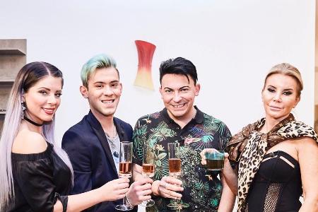 In der ersten Folge bekochen sich Jenny Frankhauser, Daniele Negroni, Matthias Mangiapane und Tatjana Gsell (v.l.n.r.) In der ersten Folge bekochen sich Jenny Frankhauser, Daniele Negroni, Matthias Mangiapane und Tatjana Gsell (v.l.n.r.)