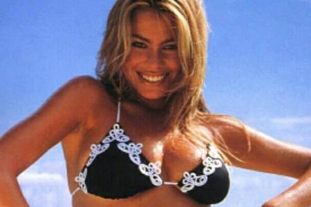 Im knappen Bikini, aufreizender Pose und blonder Mähne erinnert die junge Sofia Vergara glatt an Pamela Anderson Im knappen Bikini, aufreizender Pose und blonder Mähne erinnert die junge Sofia Vergara glatt an Pamela Anderson