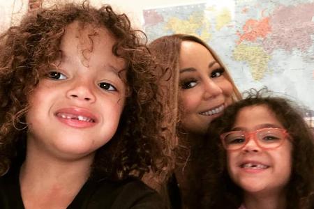 Lockenalarm! Mariah Carey und ihre Zwillinge schießen in der Schule Selfies Lockenalarm! Mariah Carey und ihre Zwillinge schießen in der Schule Selfies