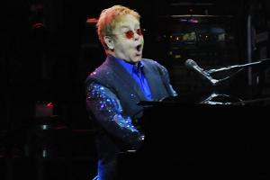Elton John stürmt während Konzert von der Bühne