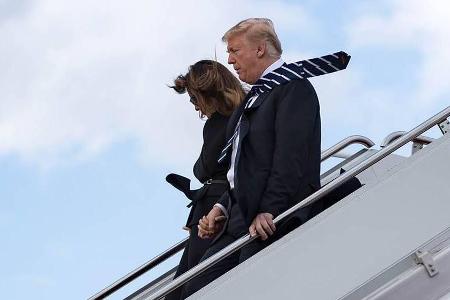 Melania Trump ließ sich von Donald Trump bei der Ankunft in Florida an der Hand nehmen Melania Trump ließ sich von Donald Trump bei der Ankunft in Florida an der Hand nehmen