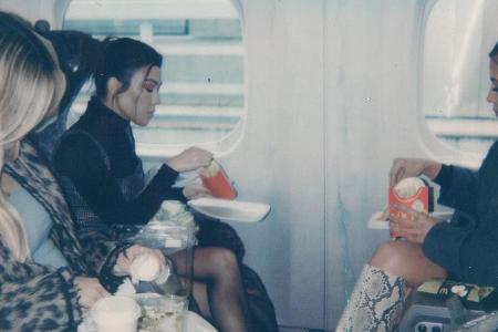 Gönnen sich auch mal Fast Food: Khloé, Kourtney und Kim Kardashian (v.li.) Gönnen sich auch mal Fast Food: Khloé, Kourtney und Kim Kardashian (v.li.)