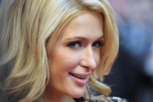 Paris Hilton versprüht nackte "Meerjungfrauen-Vibes"