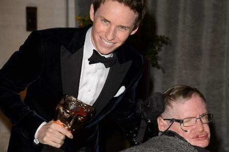 Eddie Redmayne (l.) und Stephen Hawking einst bei der Verleihung der BAFTA Awards Eddie Redmayne (l.) und Stephen Hawking einst bei der Verleihung der BAFTA Awards