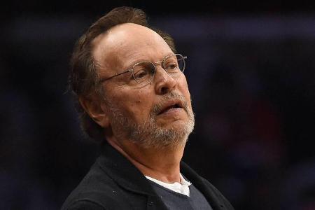 Billy Crystal ist ein großer Fan der Los Angeles Clippers - und verpasst so gut wie kein Heimspiel des Basketballteams Billy Crystal ist ein großer Fan der Los Angeles Clippers - und verpasst so gut wie kein Heimspiel des Basketballteams