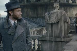 Jude Law als Dumbledore: Heiß - aber warum trägt er Muggel-Kleidung?