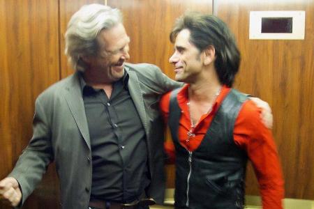 John Stamos (r.) gratuliert Jeff Bridges zu seinem Filmklassiker John Stamos (r.) gratuliert Jeff Bridges zu seinem Filmklassiker