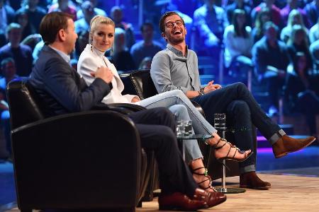 Bewerten als Jury die Erfindungen: REWE-Einkaufschef Hans-Jürgen Moog, Lena Gercke und Joko Winterscheidt (v.l.n.r.) Bewerten als Jury die Erfindungen: REWE-Einkaufschef Hans-Jürgen Moog, Lena Gercke und Joko Winterscheidt (v.l.n.r.)