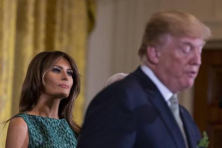 Wann serviert sie ihren Donald ab? Melania Trump hat für ihren Mann in der Öffentlichkeit kein Lächeln mehr übrig Wann serviert sie ihren Donald ab? Melania Trump hat für ihren Mann in der Öffentlichkeit kein Lächeln mehr übrig