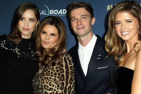 Patrick Schwarzenegger mit seiner Mutter Maria Shriver (Mitte) und seinen beiden Schwestern Katherine (lechts) und Christina... Patrick Schwarzenegger mit seiner Mutter Maria Shriver (Mitte) und seinen beiden Schwestern Katherine (lechts) und Christina...