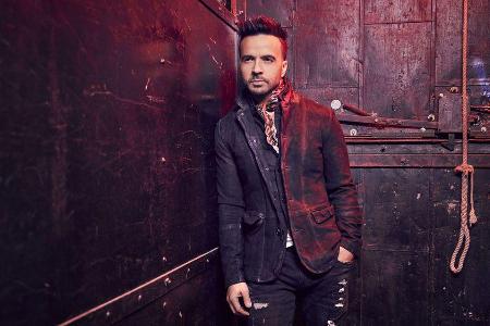 Luis Fonsi steht beim Echo 2018 live auf der Bühne Luis Fonsi steht beim Echo 2018 live auf der Bühne