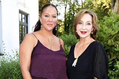 Allegra Curtis (l.) hatte die Kosmetiklinie ihrer Mutter Christine Kaufmann weitergeführt Allegra Curtis (l.) hatte die Kosmetiklinie ihrer Mutter Christine Kaufmann weitergeführt