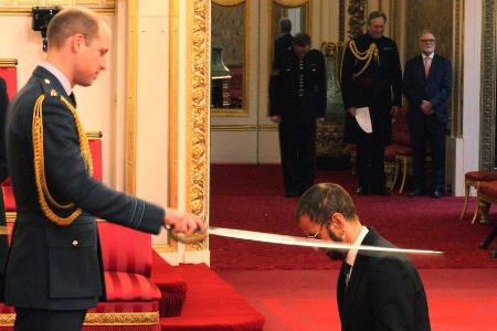 Prinz William (l.) mit Ringo Starr im Moment des Ritterschlags Prinz William (l.) mit Ringo Starr im Moment des Ritterschlags