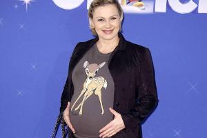 Schwangere Alida Kurras: Lässiger Auftritt im Bambi-Pulli