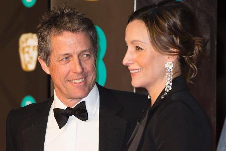 Hugh Grant und seine Freundin Anna Eberstein bei den BAFTA Awards 2018 Mitte Februar Hugh Grant und seine Freundin Anna Eberstein bei den BAFTA Awards 2018 Mitte Februar