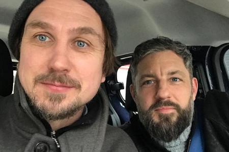 Das Bo (r.) und Schauspieler Lars Eidinger im Auto-Selfie Das Bo (r.) und Schauspieler Lars Eidinger im Auto-Selfie